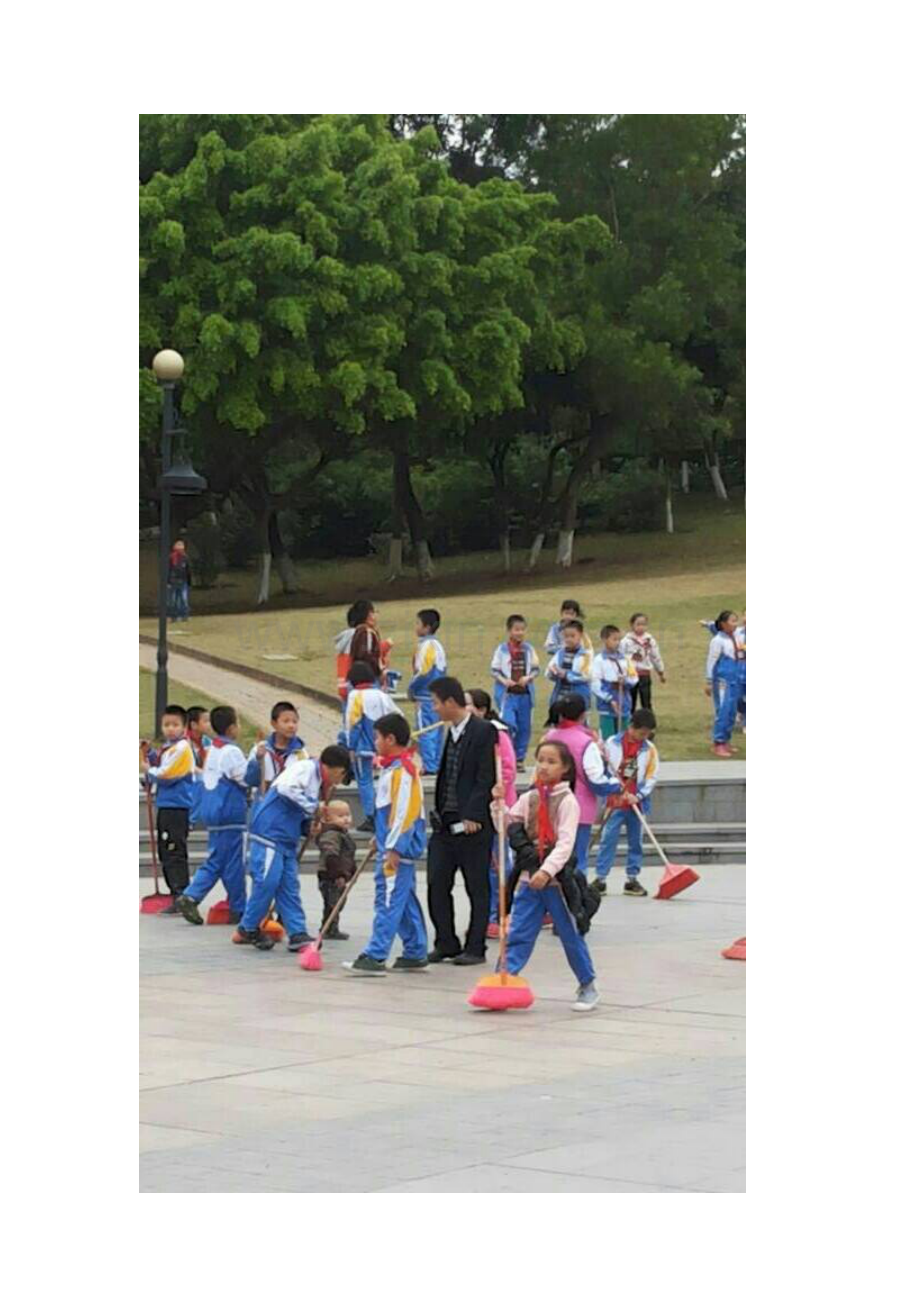 河源市第一小学义务扫大街清扫活动简讯.doc_第2页