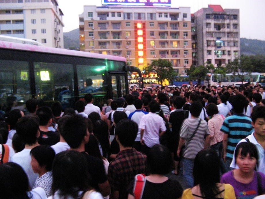 (北师大版)六年级语文上册课件-别挤啦.ppt_第1页